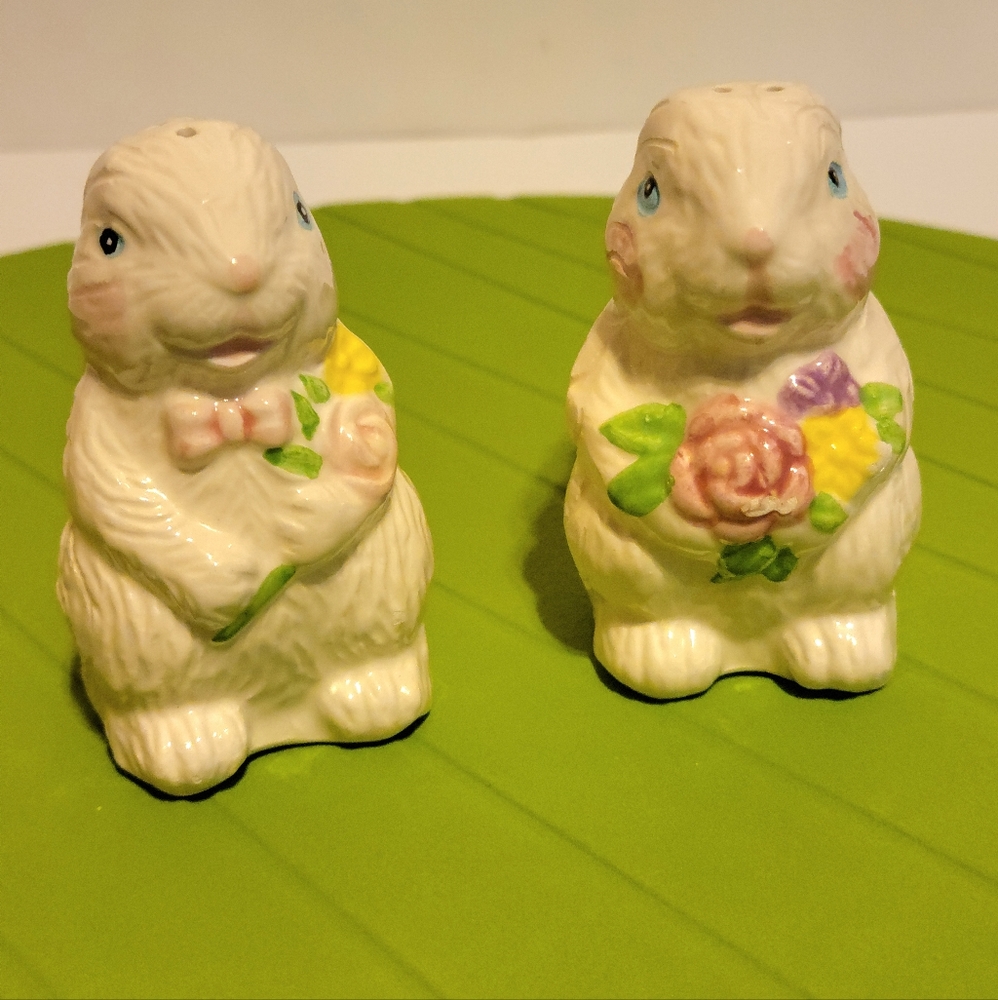 Bunny rabbit salt and pepper shakers